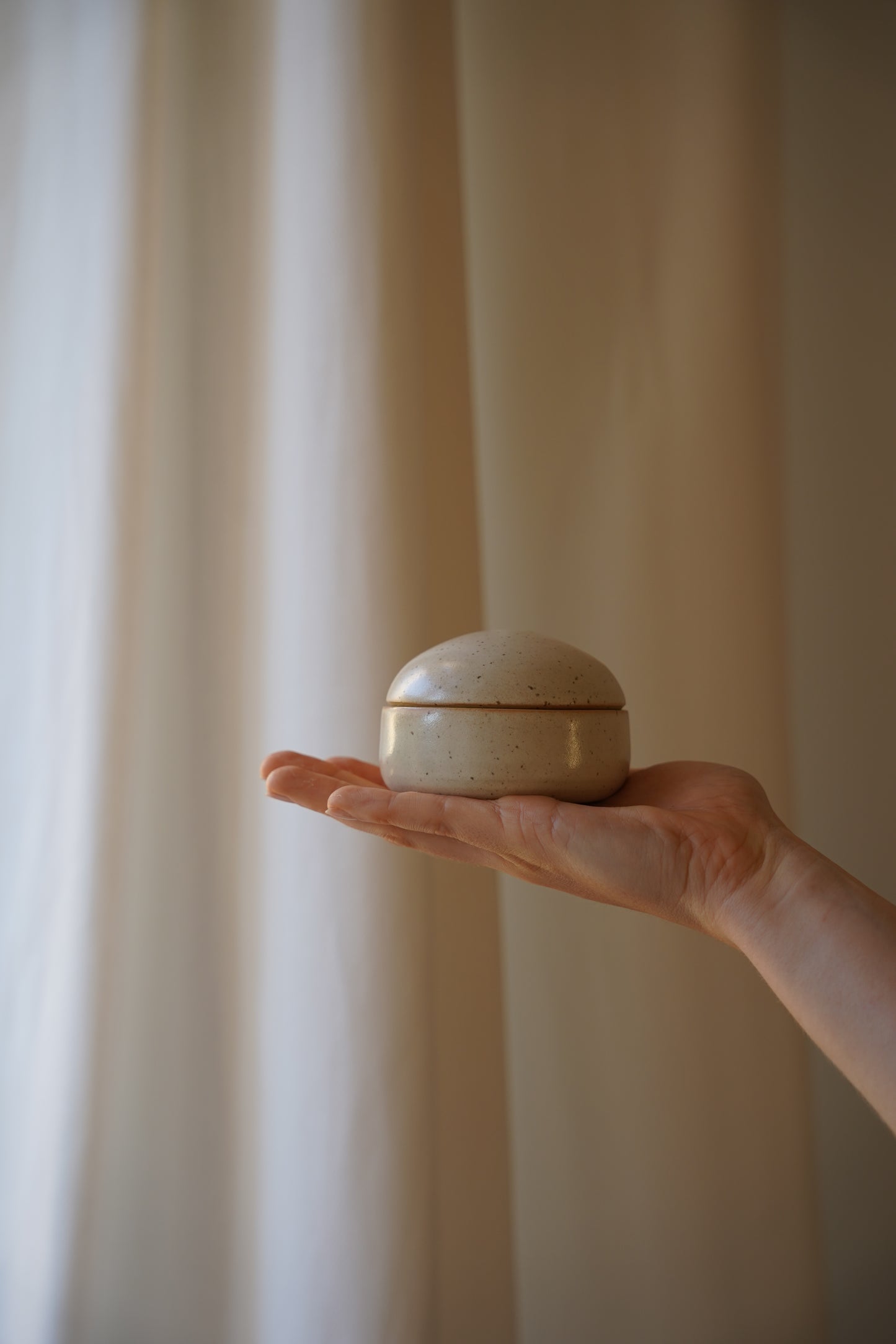 Dose mit Deckel - Creme gesprenkelt