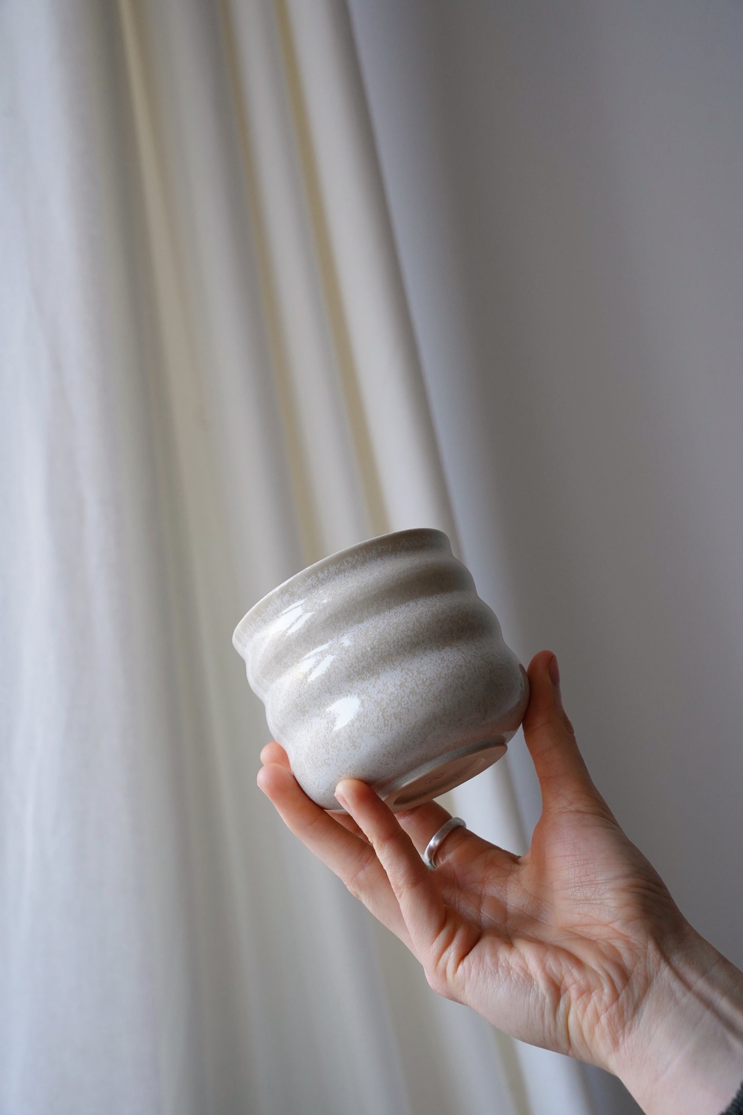 Gewellte Tasse - weiß