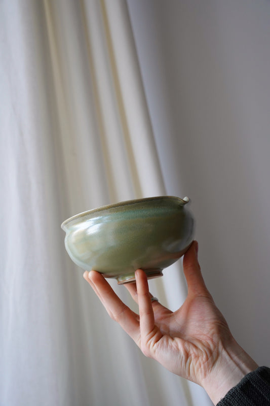 Matcha Schale mit Ausguss - Salbei grüne Glasur - bauchige Form