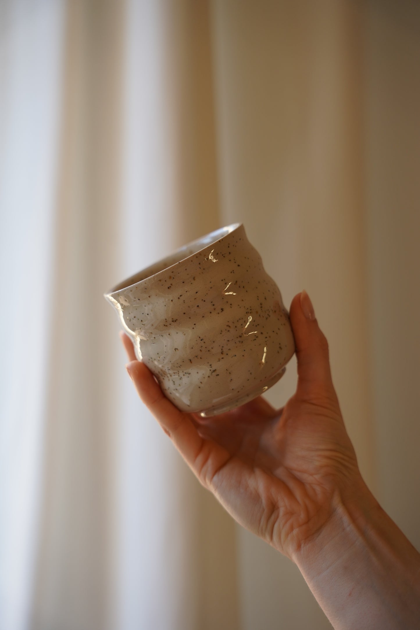 Gewellte, gesprenkelte Tasse - transparent