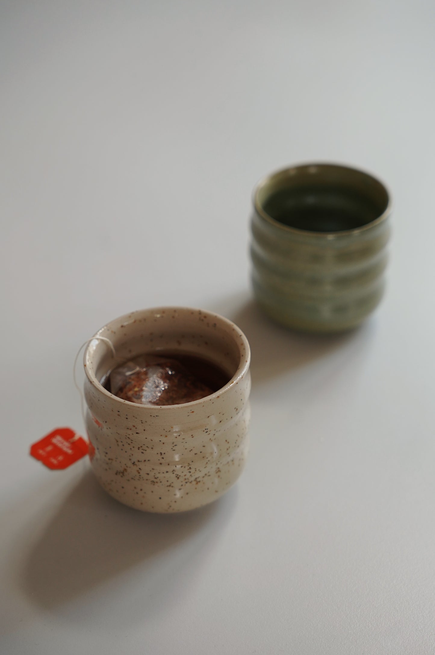 Gewellte, gesprenkelte Tasse - transparent