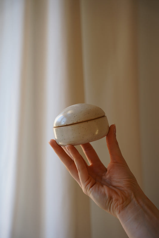 Dose mit Deckel - Creme gesprenkelt