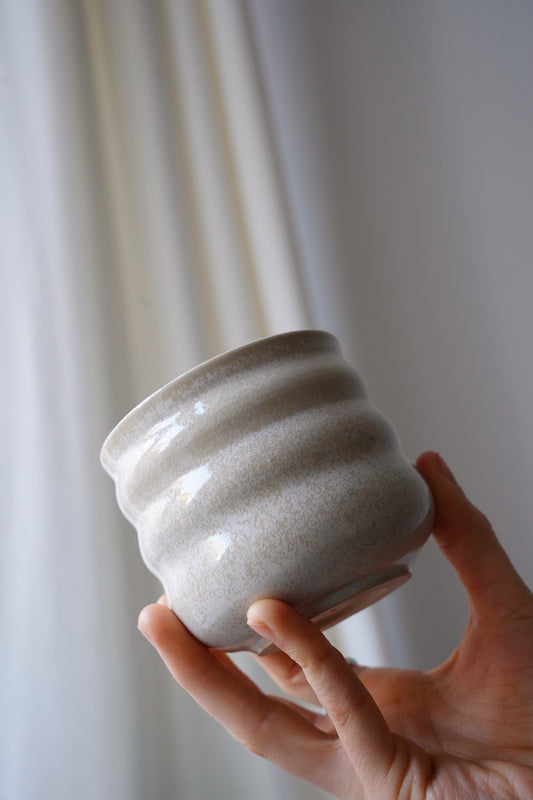 Gewellte Tasse - weiß