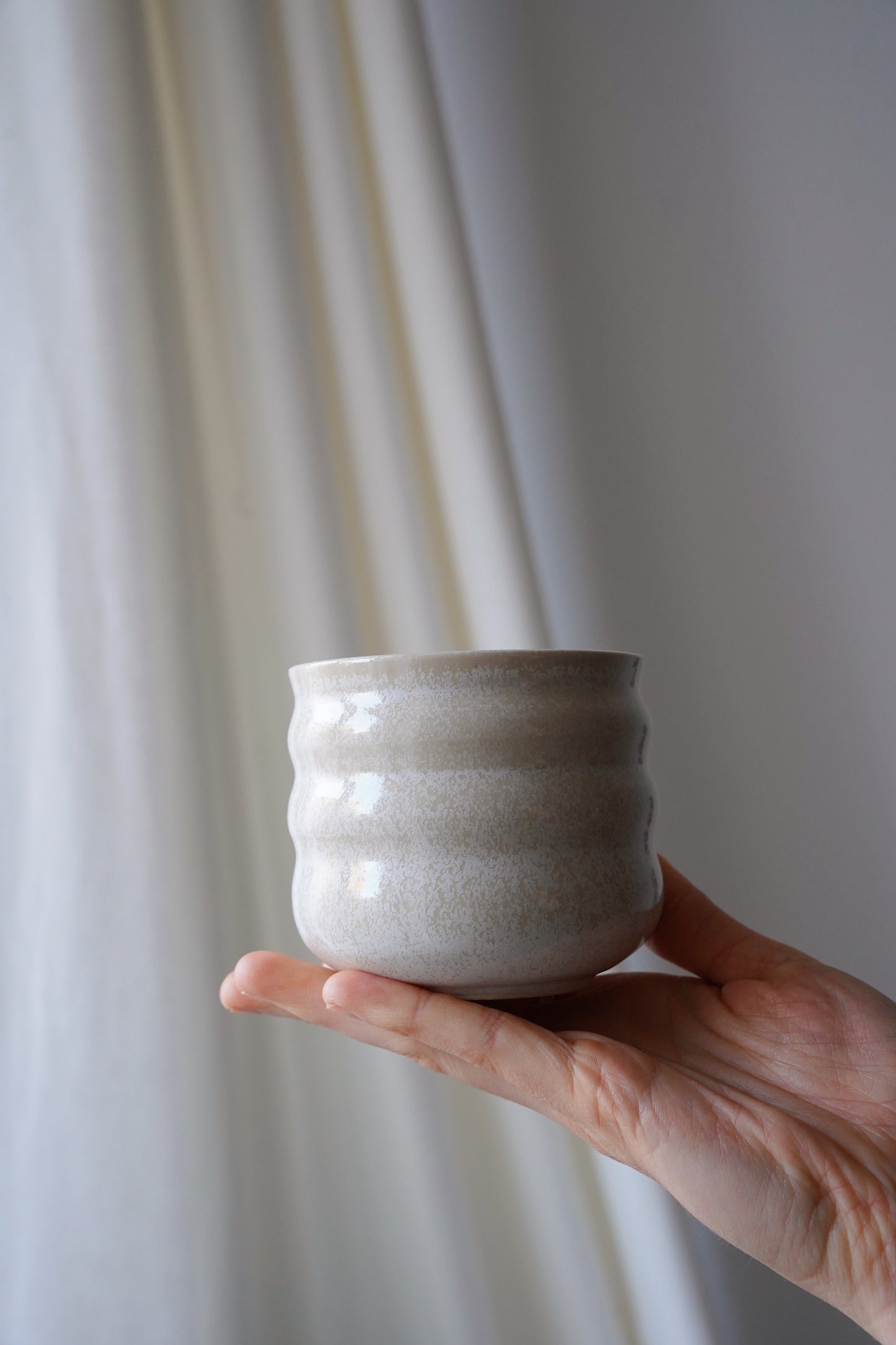 Gewellte Tasse - weiß