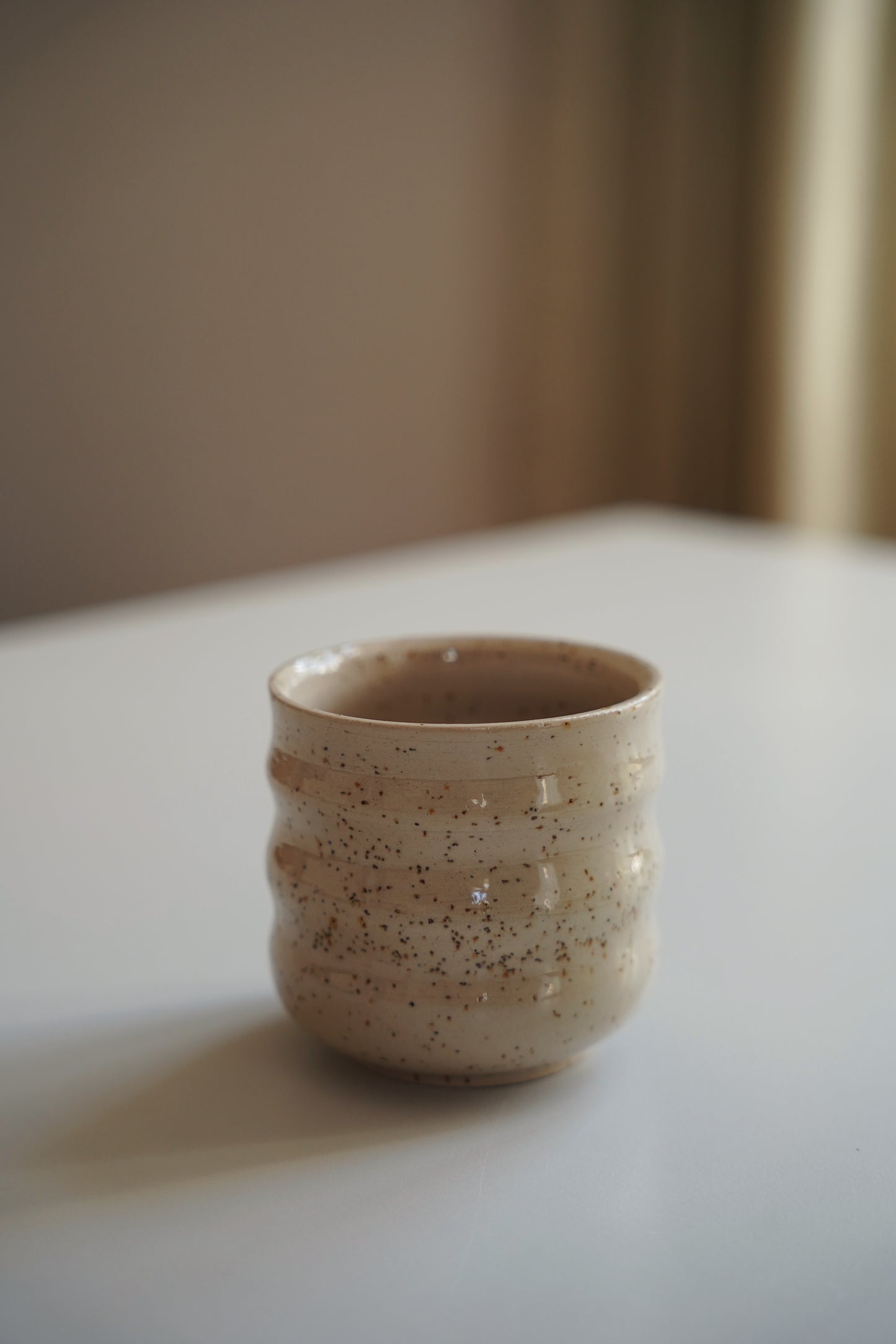 Gewellte, gesprenkelte Tasse - transparent