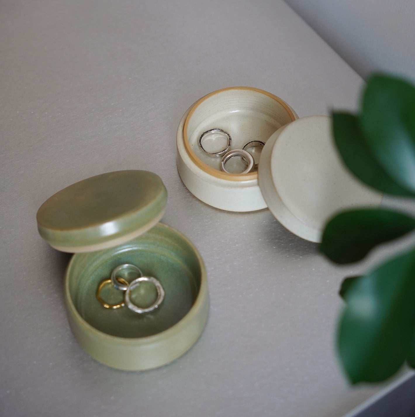 Zwei kleine Schmuckschalen mit Deckel, in creme und Salbei grün glasiert
